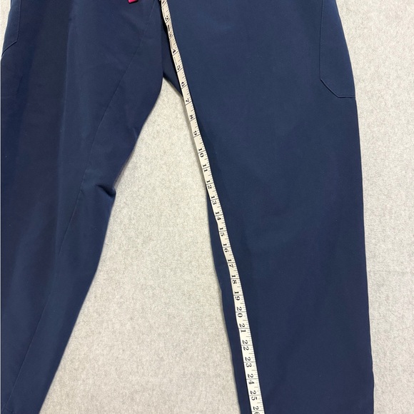 Navy and pink scrubs - Picture 5 of 10